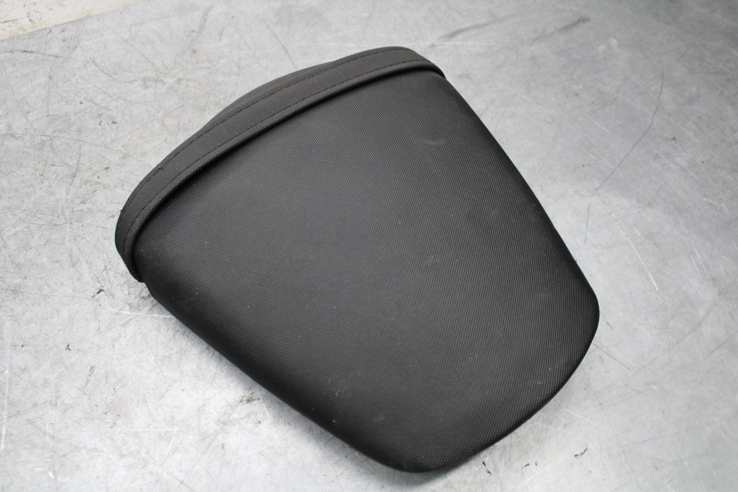 2017 Suzuki GSXR600 REAR BACK PASSENGER TANDEM SEAT PAD SADDLE PILLION BB527