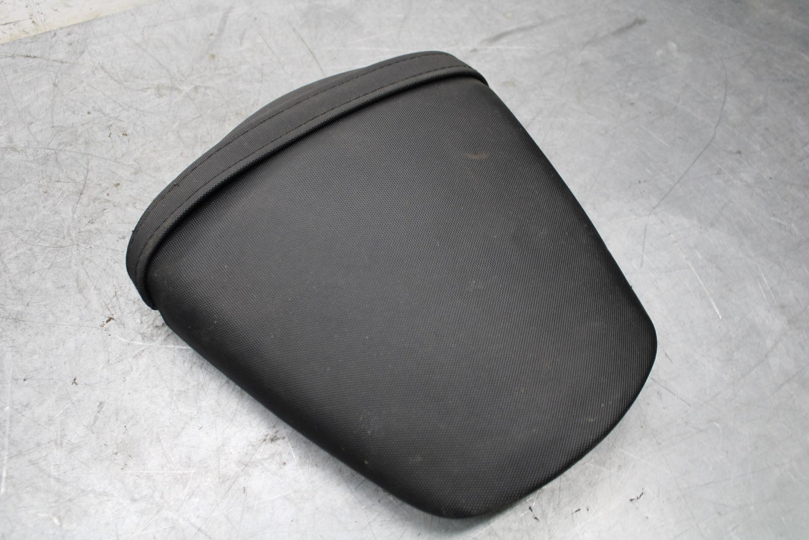 2017 Suzuki GSXR600 REAR BACK PASSENGER TANDEM SEAT PAD SADDLE PILLION BB527