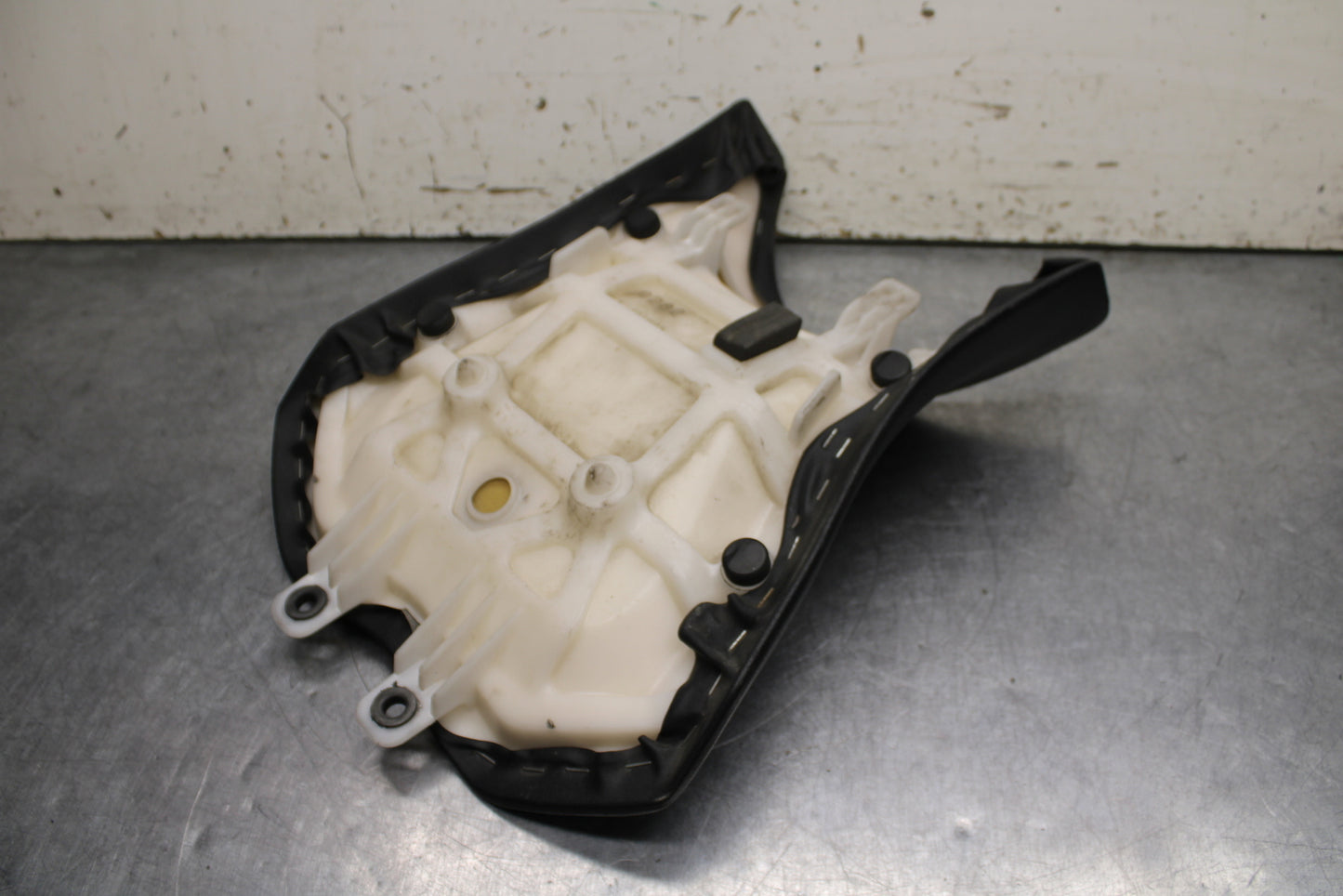 12-13 KAWASAKI Z1000 FRONT DRIVERS SEAT PAD SADDLE PILLION BB743