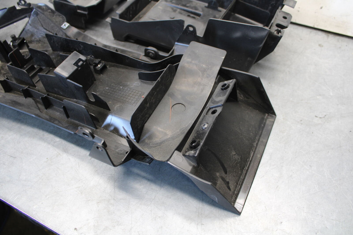 18-23 KAWASAKI NINJA 400 REAR BACK TAIL UNDERTAIL BATTERY TRAY PLASTIC BB660