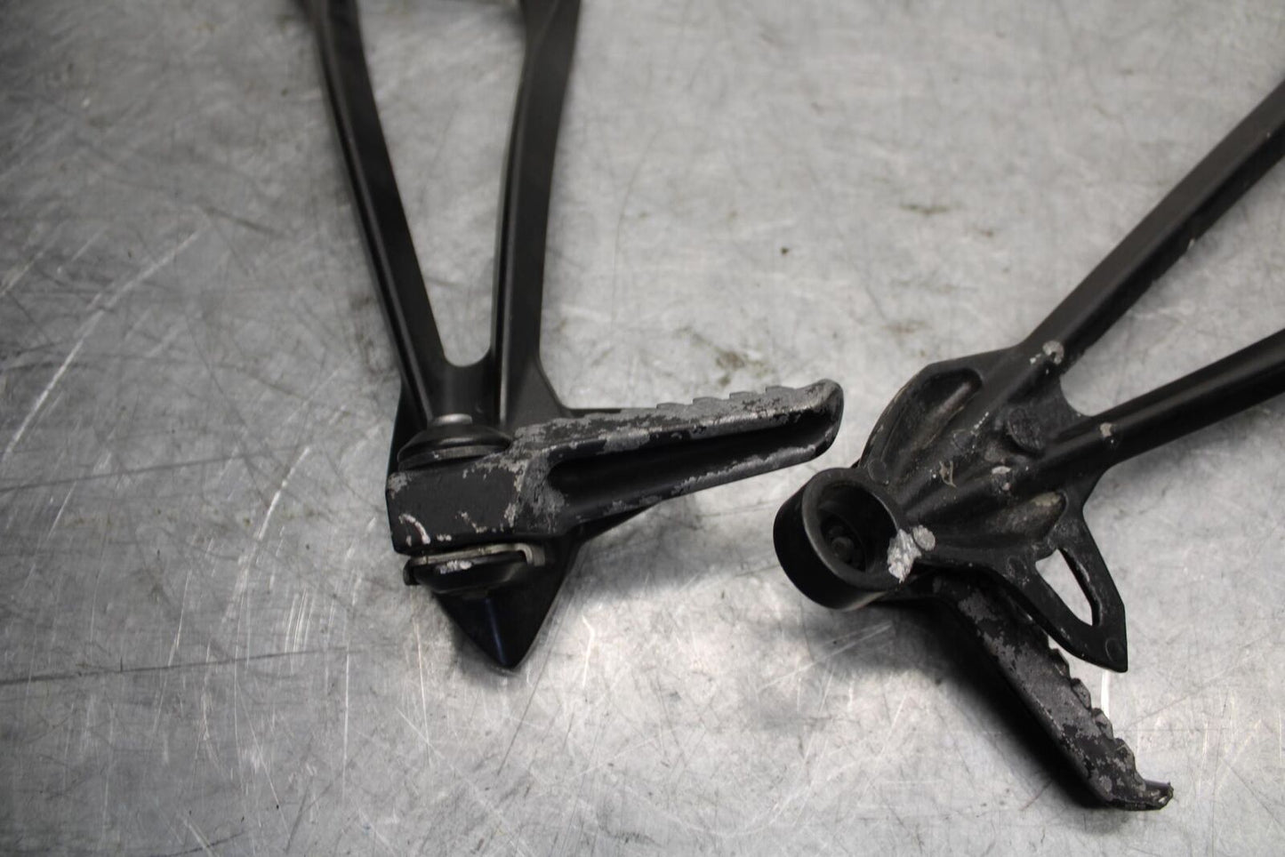 2008 Kawasaki Ninja ZX10R  REAR BACK PASSENGER PEG SET PAIR 34028-0094 BB524