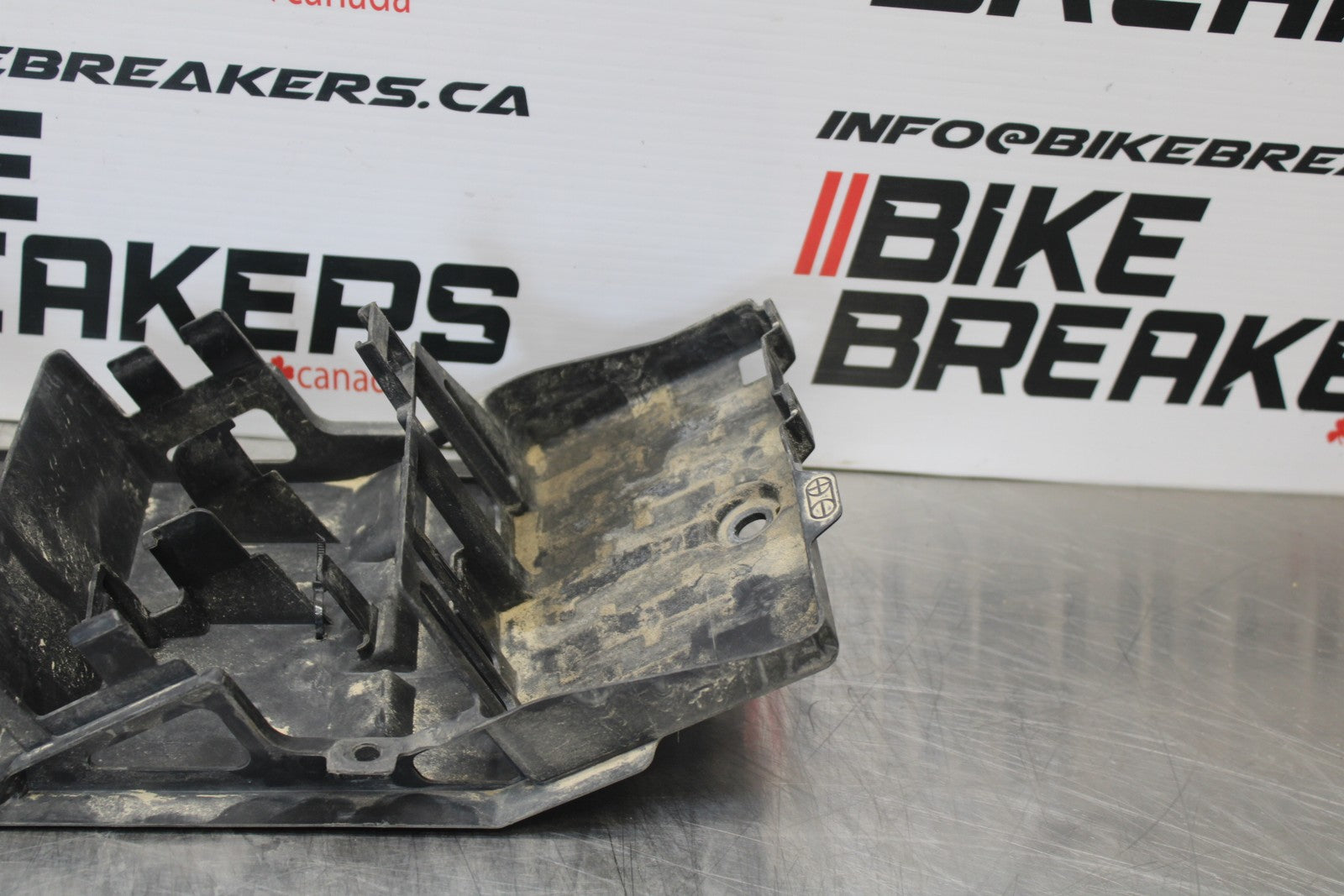 11-22 SUZUKI GSXR 600  REAR BACK TAIL UNDERTAIL BATTERY TRAY PLASTIC BB193