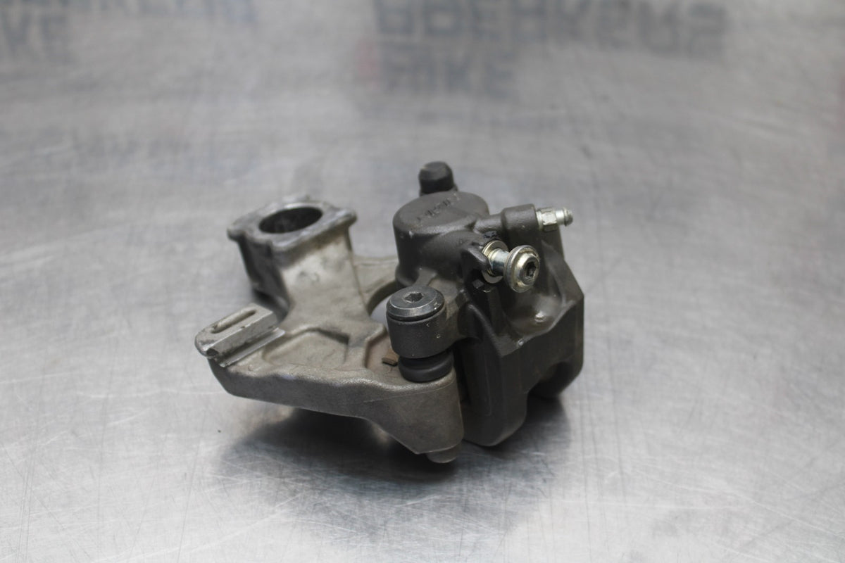 09 SUZUKI GSXR1000 REAR BACK BRAKE CALIPER W MOUNT BRACKET BB777