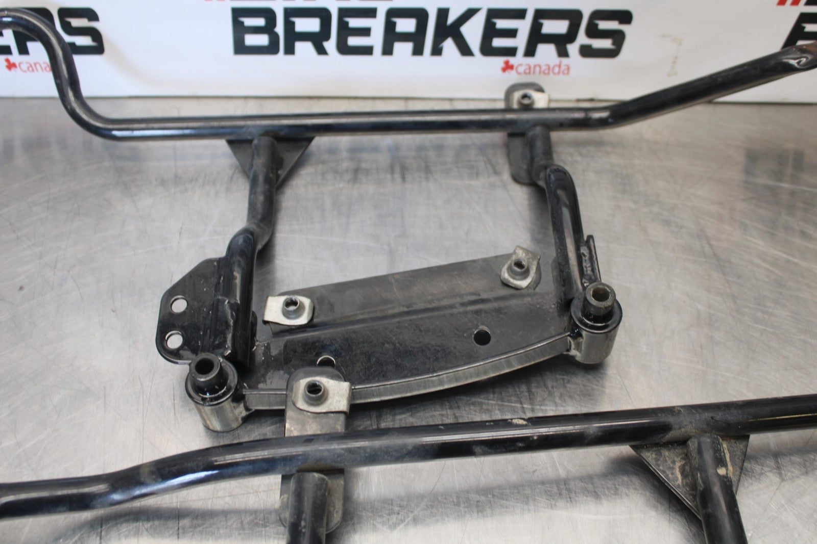 05-06 VICTORY KINGPIN DELUXE SADDLEBAG CASE MOUNTING BRACKET MOUNT BB195