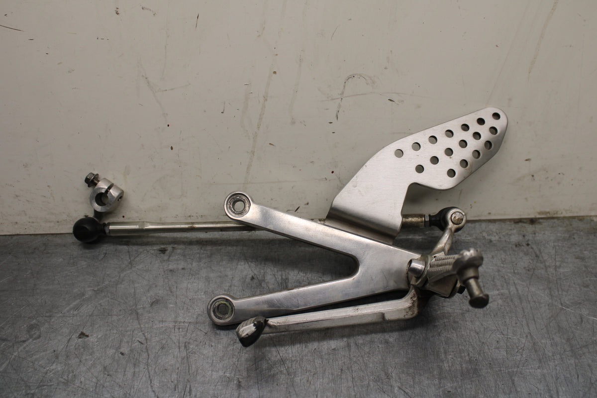 00-01 YAMAHA YZF R1 LEFT REARSET REAR SET DRIVER FOOT PEG REST STOP BB755