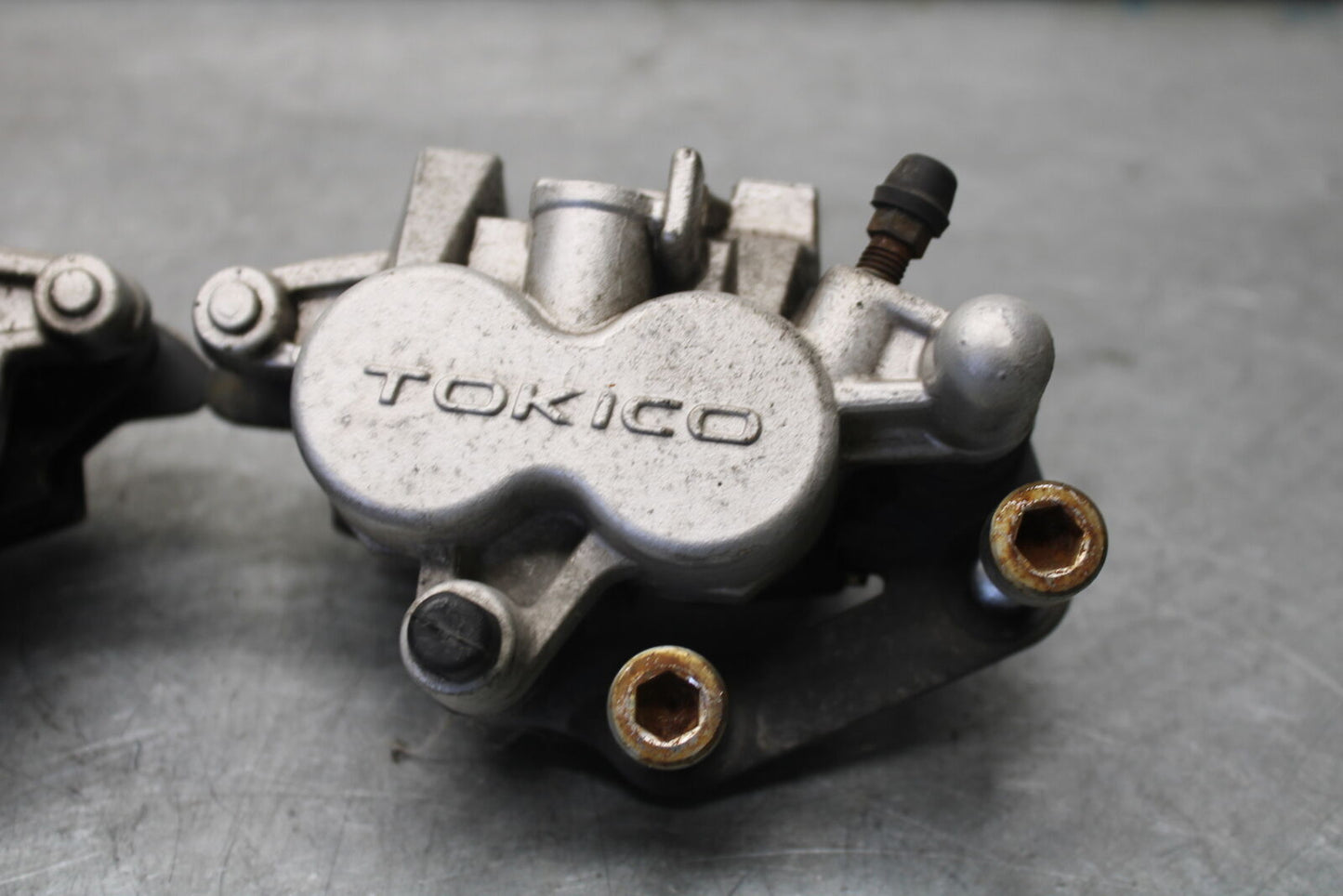 05-09 SUZUKI BOULEVARD C90 RIGHT LEFT FRONT BRAKE CALIPER SET PAIR BB692