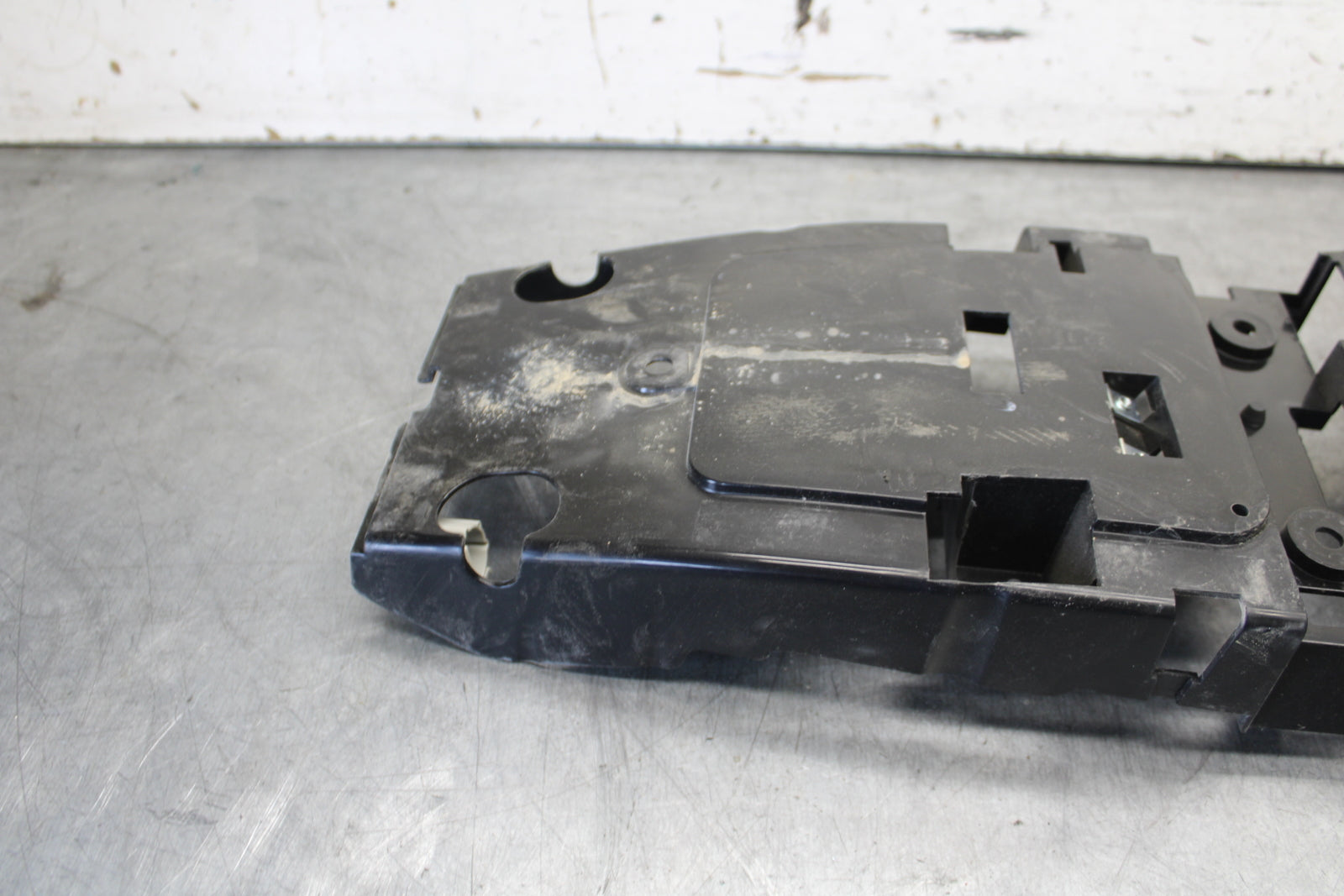 08-16 YAMAHA YZF R6 REAR BACK TAIL UNDERTAIL BATTERY TRAY PLASTIC OEM BB665