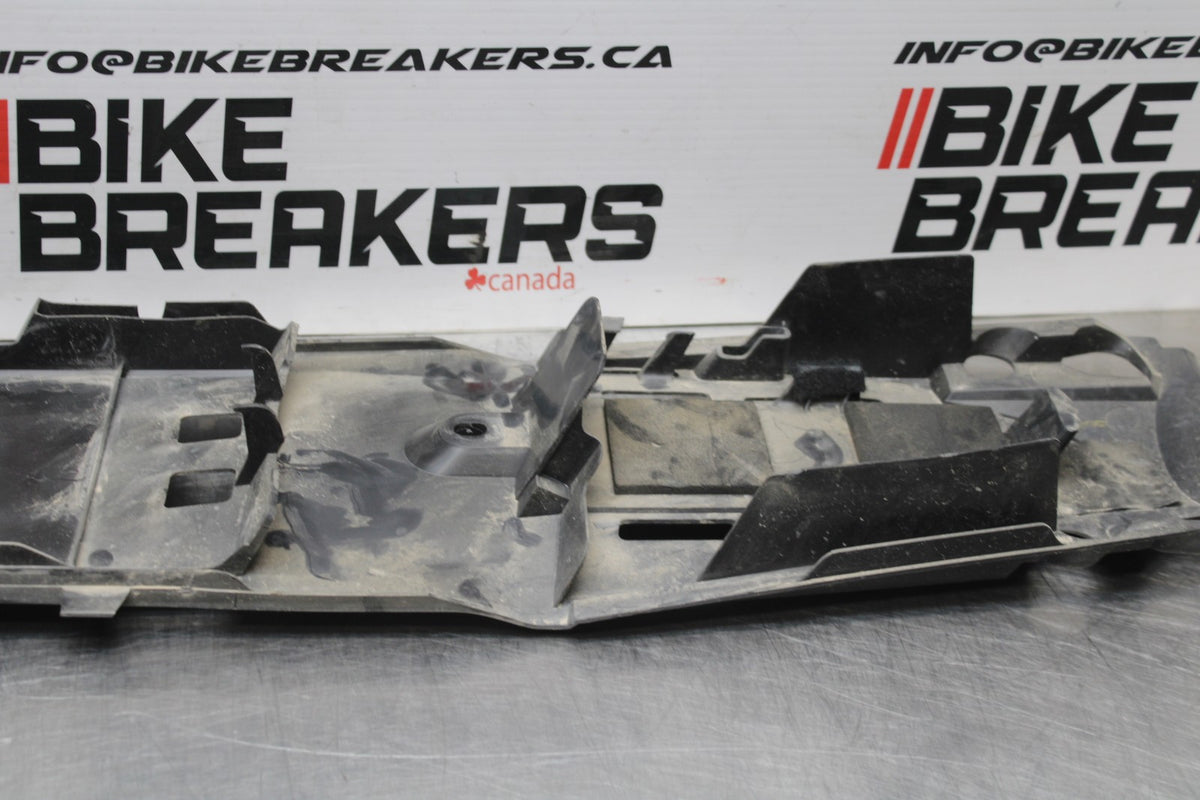 05-06 SUZUKI GSXR1000 REAR BACK TAIL UNDERTAIL BATTERY TRAY PLASTIC BB773
