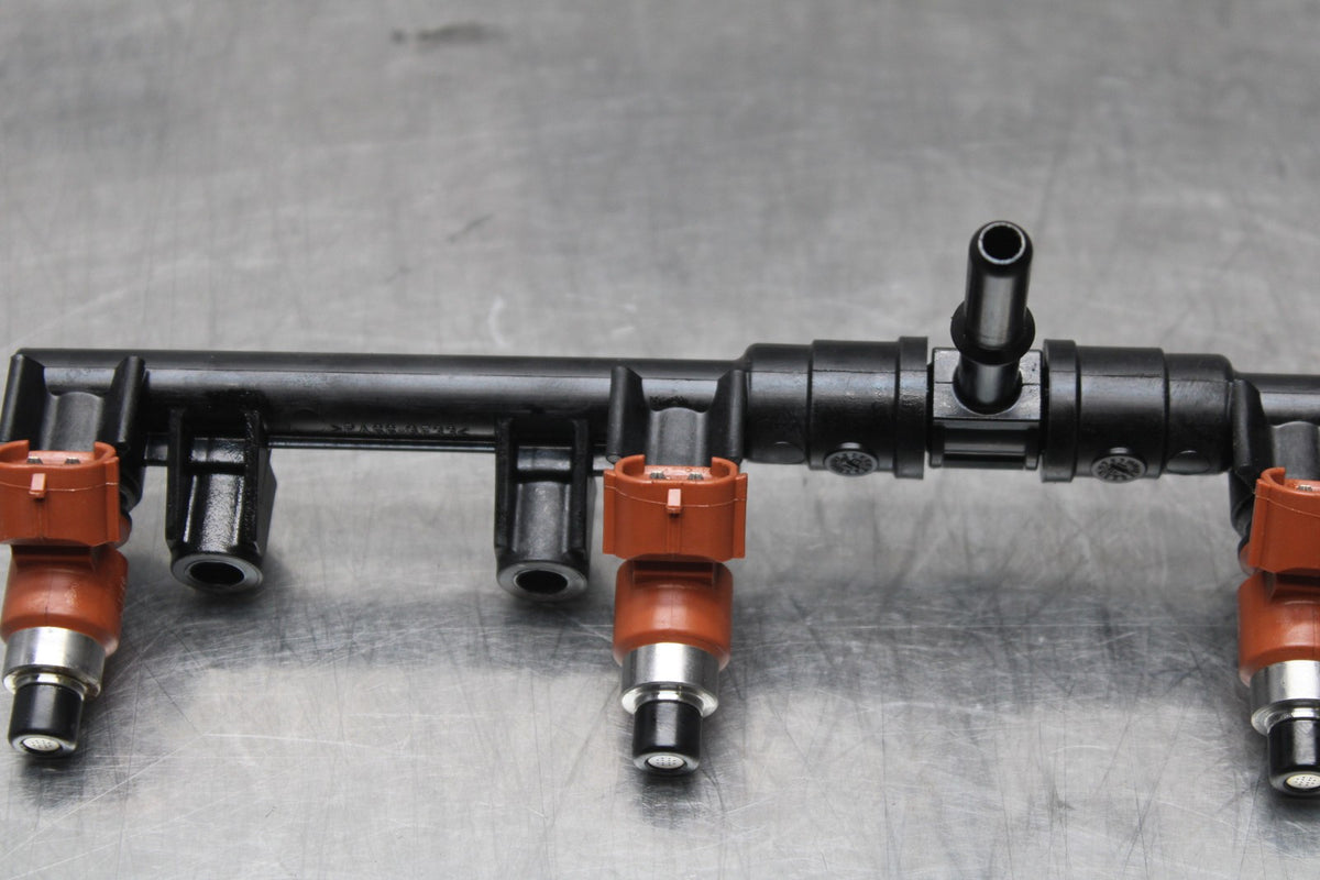 18 YAMAHA YZF R1  SECONDARY FUEL INJECTORS TOP AIRBOX GAS RAIL BB838
