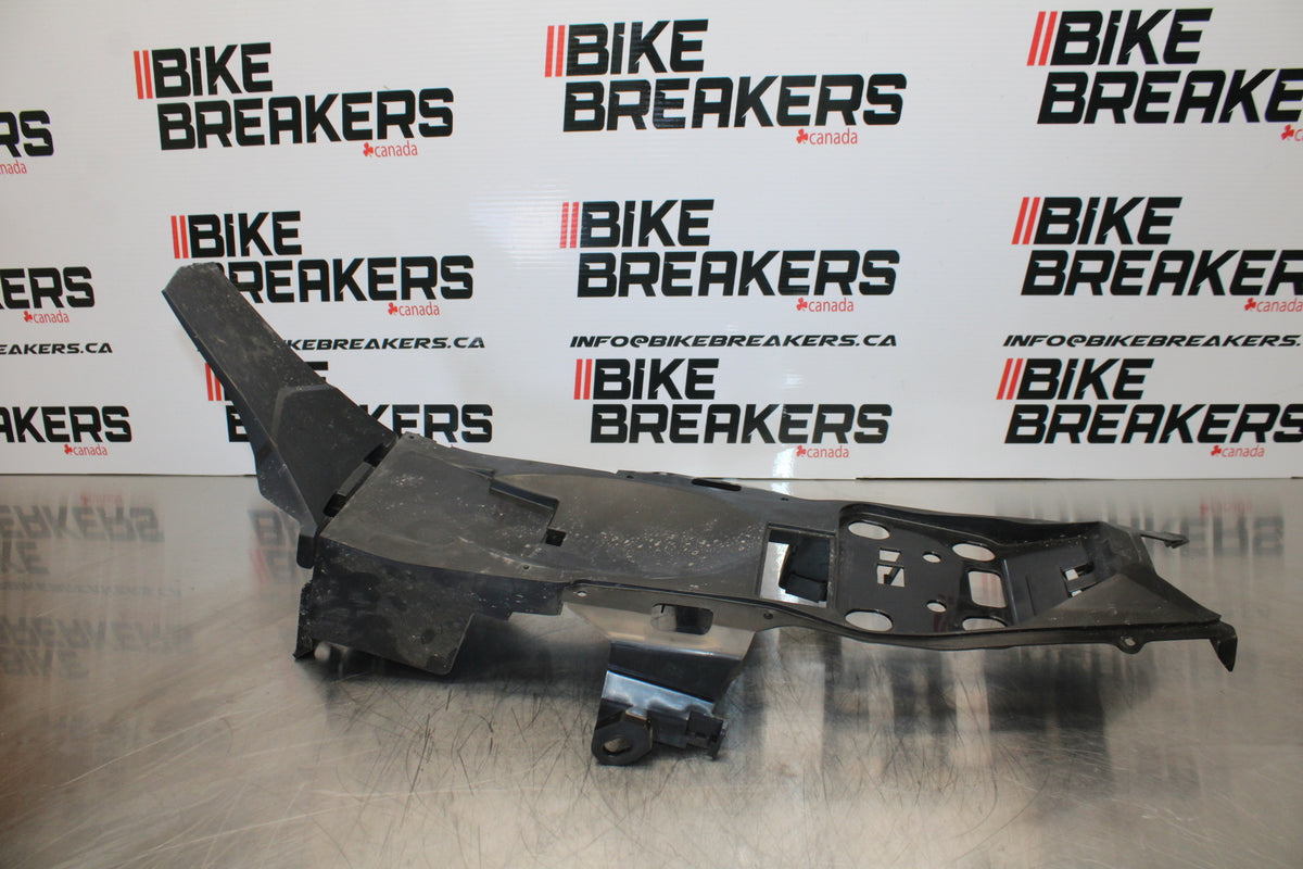 23 YAMAHA YZF R3 REAR BACK TAIL UNDERTAIL BATTERY TRAY PLASTIC BB147