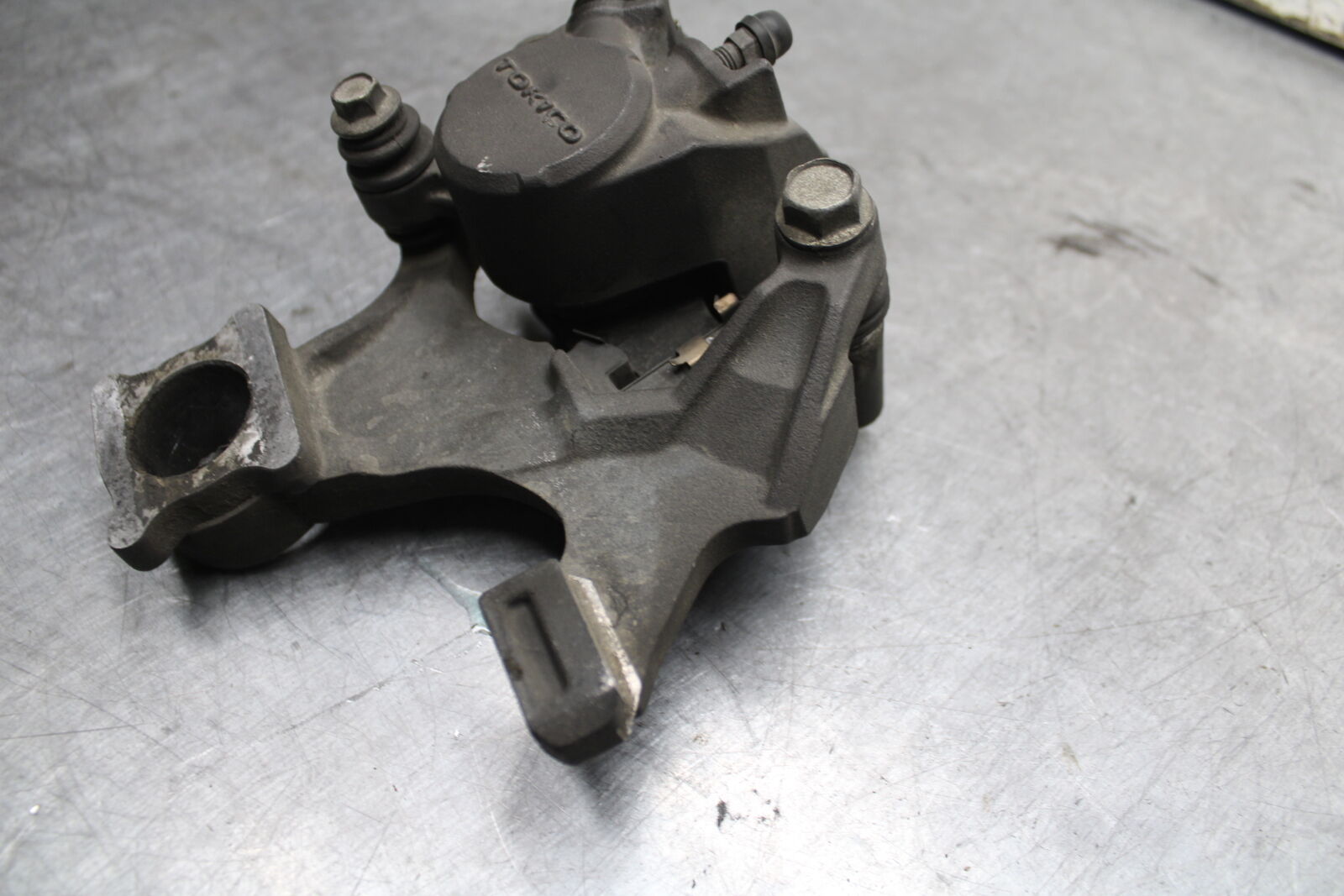 08-09 SUZUKI GSXR600 REAR BACK BRAKE CALIPER W MOUNT BRACKET BB728