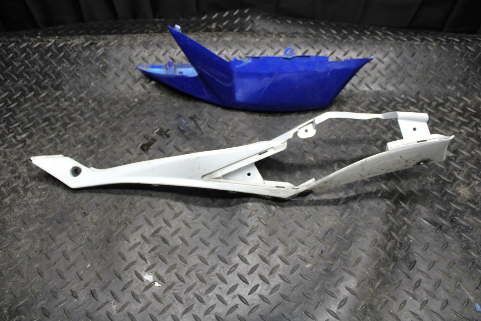 08-09 SUZUKI GSXR600 LEFT REAR BACK TAIL FAIRING COWL SHROUD BB204