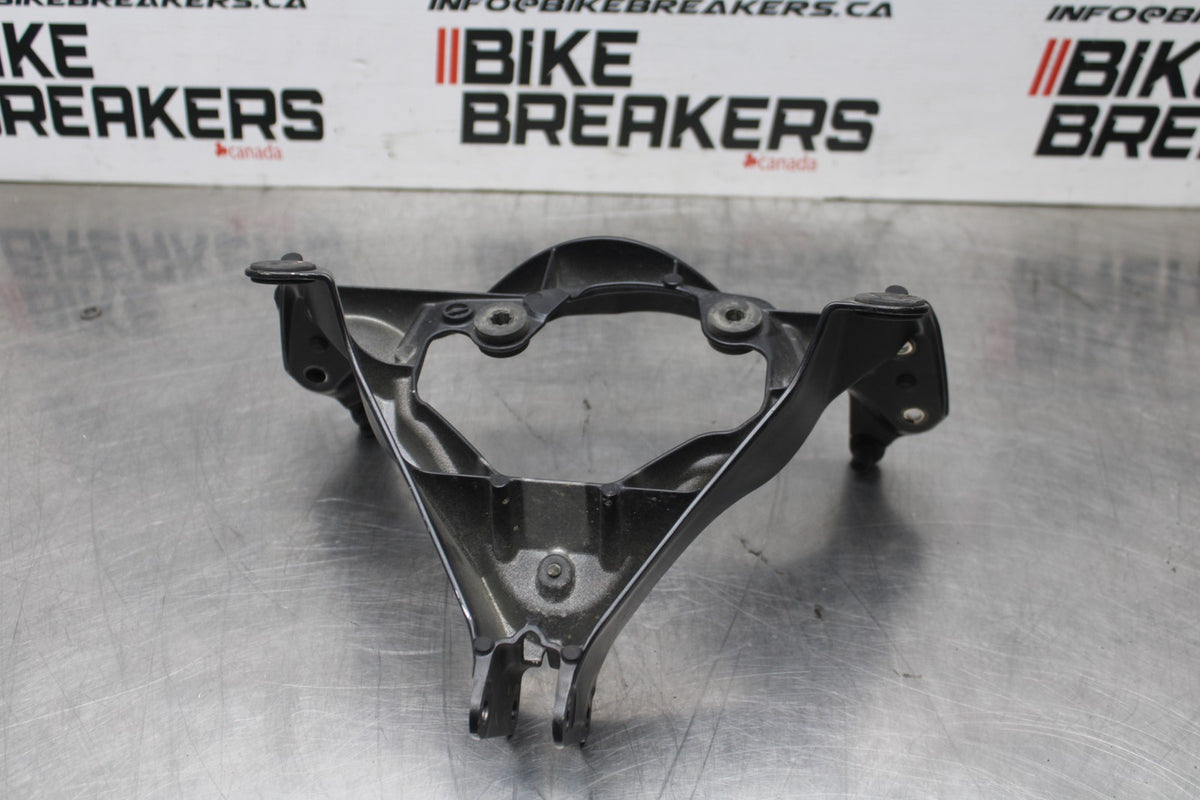 06-07 SUZUKI GSXR750 UPPER FAIRING MIRROR GAUGES STAY BRACKET BB863