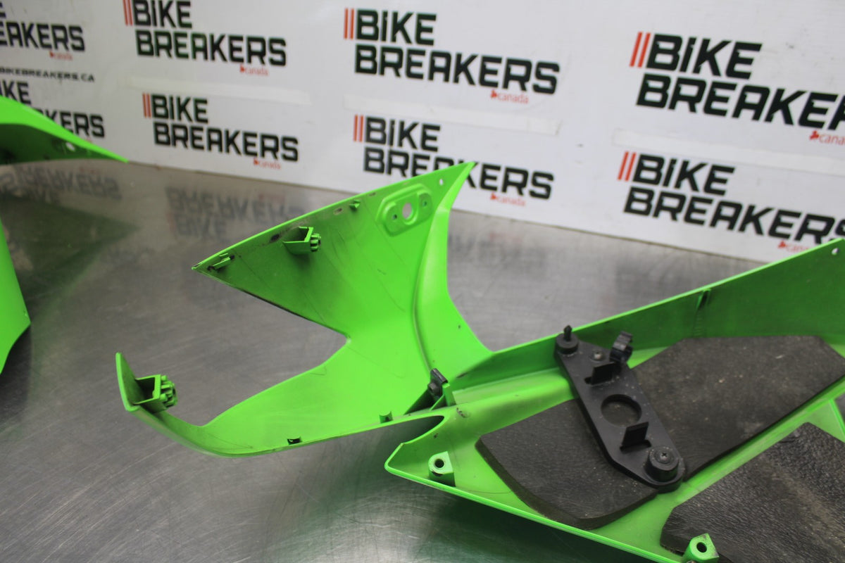 08 KAWASAKI NINJA ZX10R RIGHT MID UPPER SIDE FAIRING COWL PLASTIC BB902