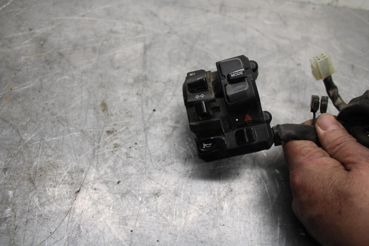 18 YAMAHA YZF R1  LEFT CLIP ON HANDLE HORN SIGNALS SWITCH SWITCHES BB473