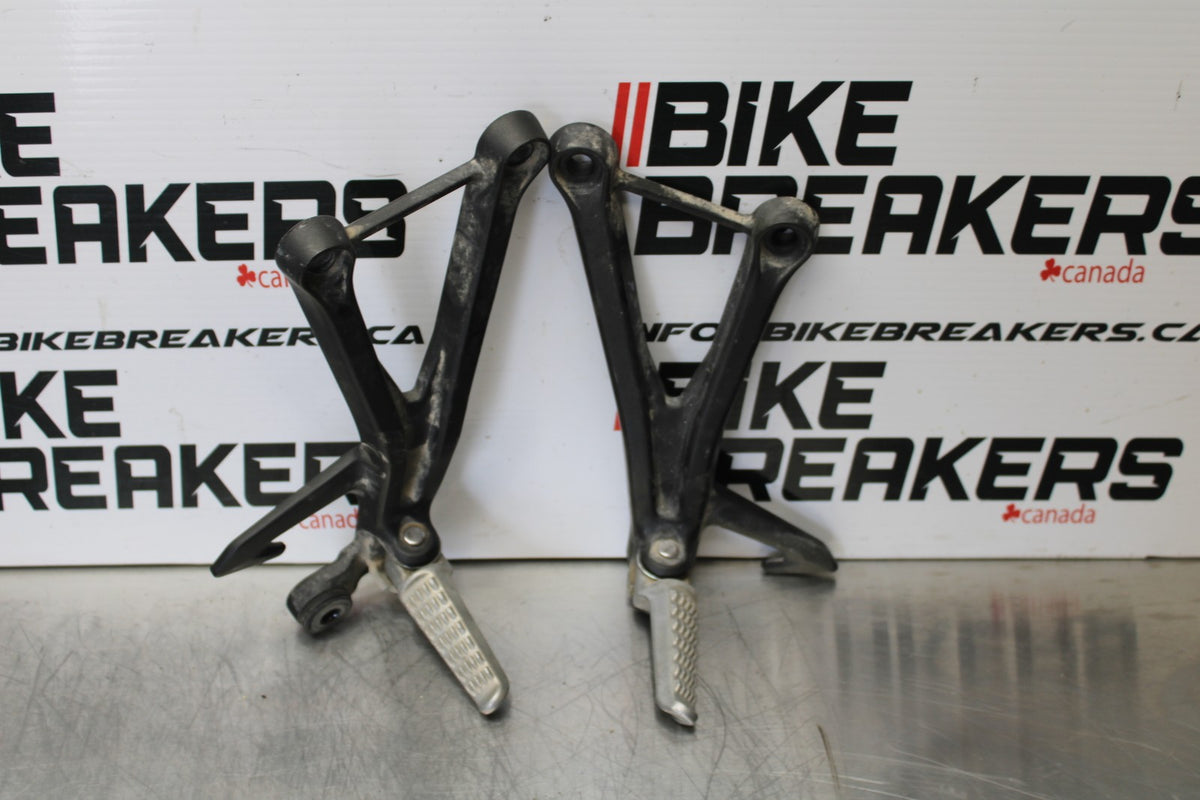 24-25 KAWASAKI NINJA ZX4R REAR BACK PASSENGER PEG SET PAIR BB174