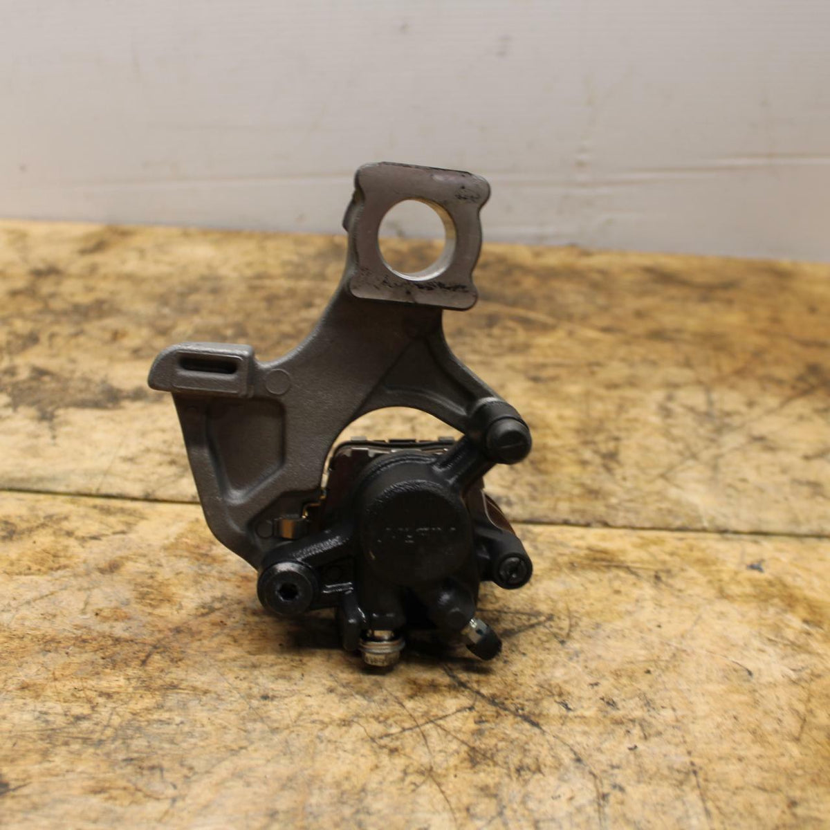 11-21 SUZUKI GSXR600 REAR BACK BRAKE CALIPER W MOUNT BRACKET BB346