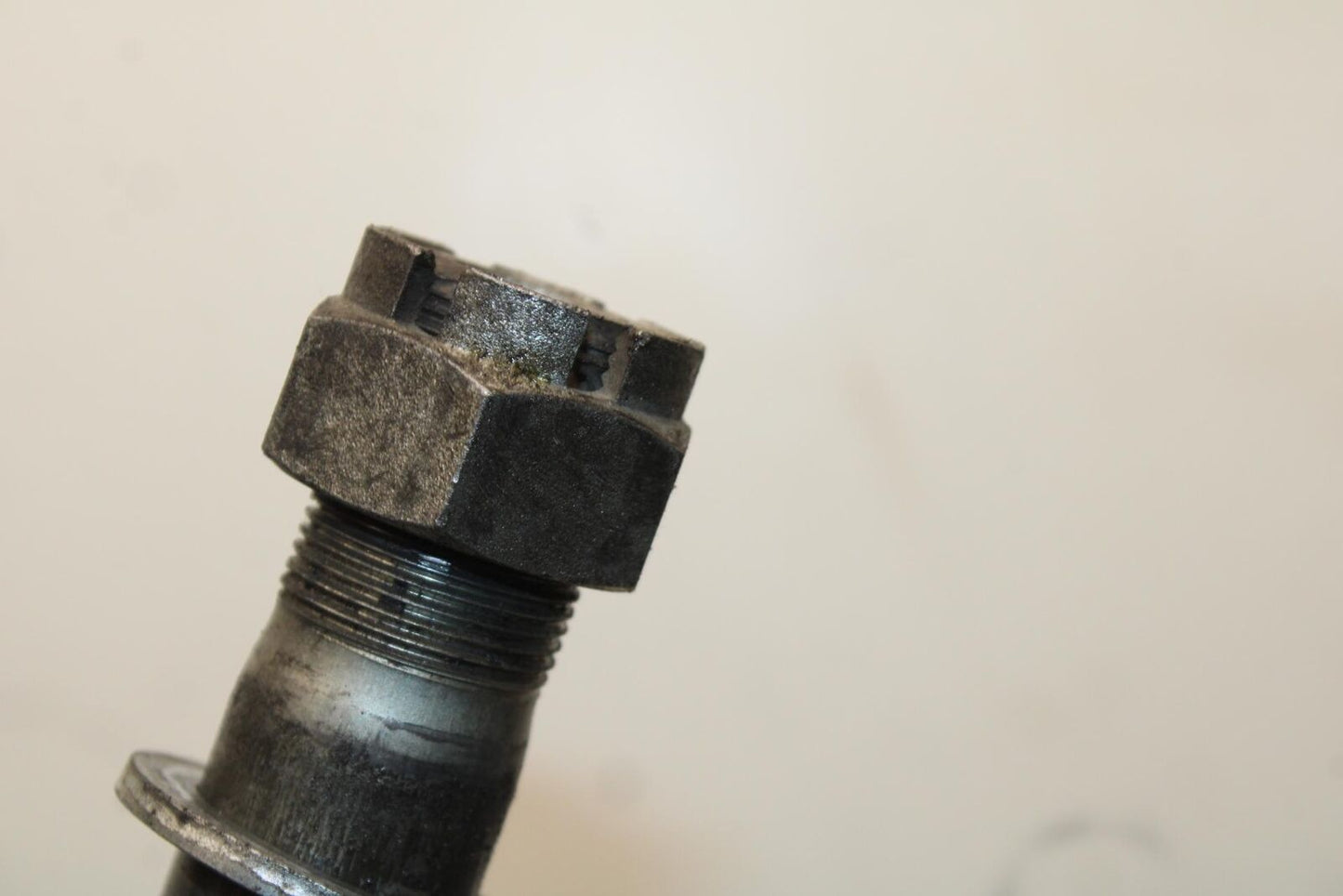 09-12 KAWASAKI NINJA ZX6R REAR AXLE BACK WHEEL RIM BOLT AXEL 41068-0035 BB617