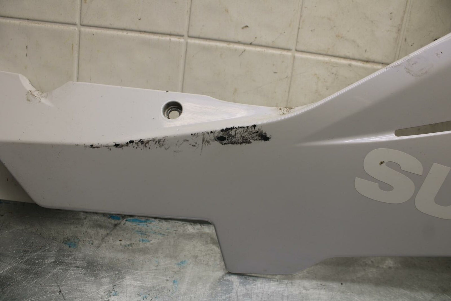 11-22 SUZUKI GSXR600 RIGHT LOWER BOTTOM BELLY SIDE WHITE FAIRING COWL BB422