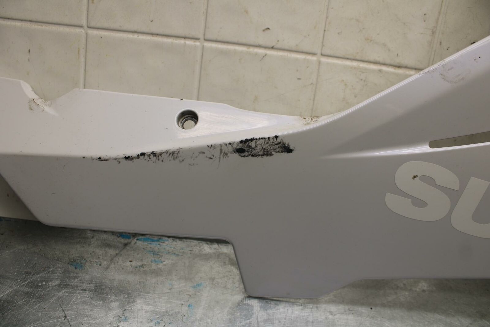 11-22 SUZUKI GSXR600 RIGHT LOWER BOTTOM BELLY SIDE WHITE FAIRING COWL BB422