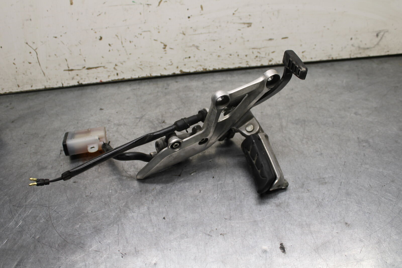 15-16 HONDA CB300F RIGHT REARSET REAR SET DRIVER FOOT PEG REST STOP BB740