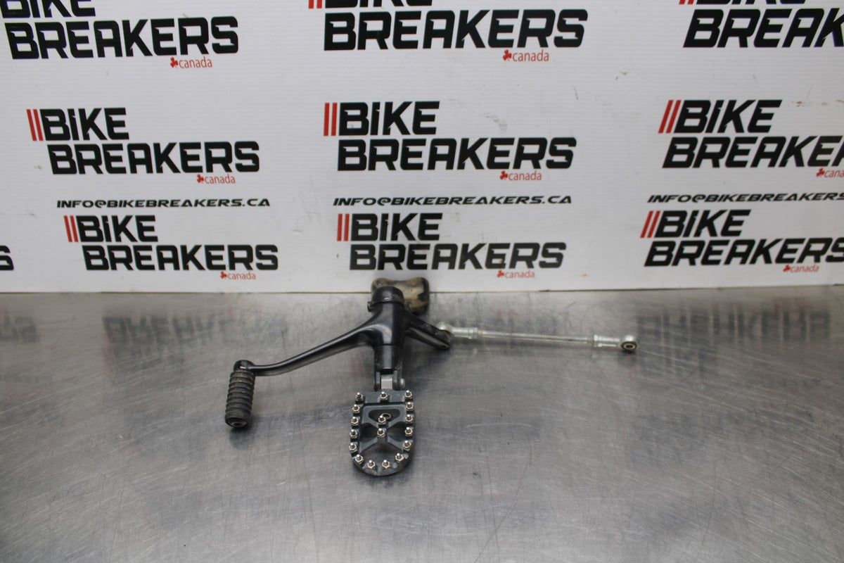 09 HARLEY-DAVIDSON SPORTSTER 1200 CUSTOM XL1200C LEFT FORWARD CONTROL  BB776