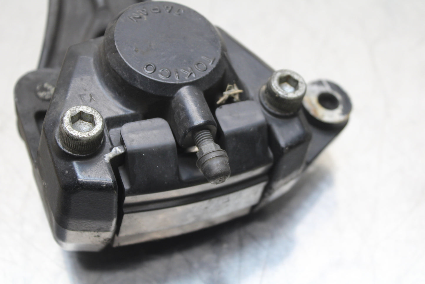 86 SUZUKI GS750ES REAR BACK BRAKE CALIPER W MOUNT BRACKET BB140