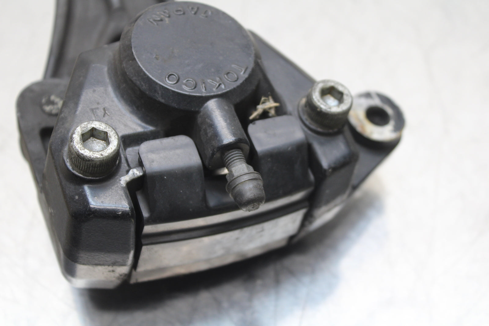 86 SUZUKI GS750ES REAR BACK BRAKE CALIPER W MOUNT BRACKET BB140
