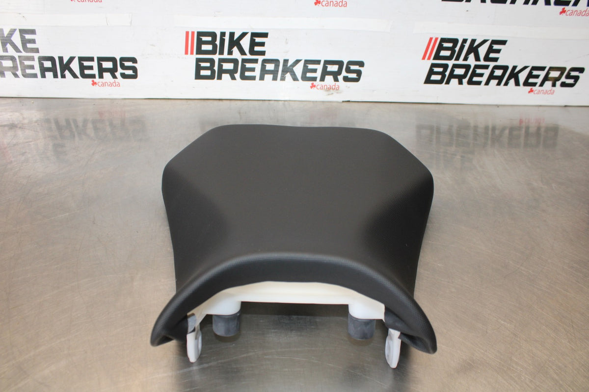 11-26 SUZUKI GSXR750 NEW TAKE OFF! FRONT DRIVERS SEAT PAD SADDLE PILLION BB882