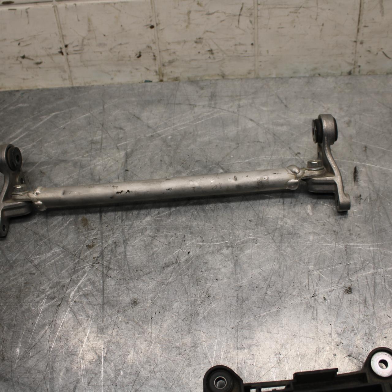 18 YAMAHA YZF R1  FRONT GAS TANK BRACKET MOUNT BB473