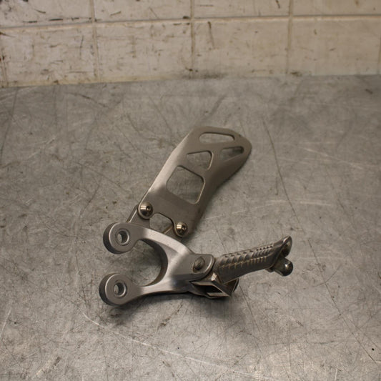 2017 Suzuki GSXR600 LEFT REARSET  DRIVER FOOT PEG REST STOP 43700-14J30 BB527