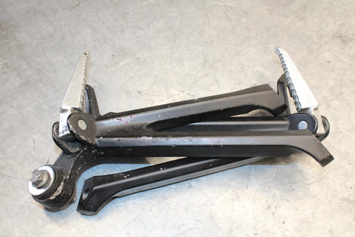 11-23 SUZUKI GSXR 750 REAR BACK PASSENGER PEG SET PAIR BB54