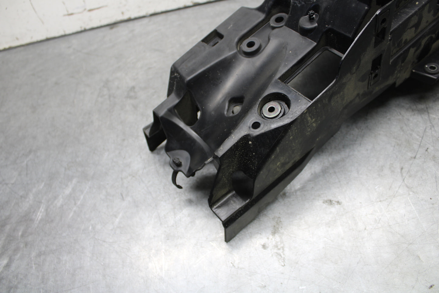 22-24 YAMAHA XSR900 REAR BACK TAIL UNDERTAIL BATTERY TRAY PLASTIC BB683