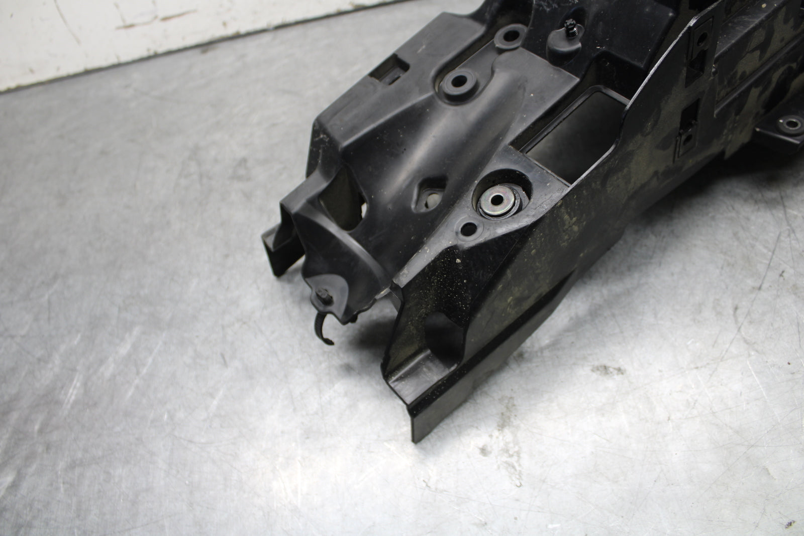 22-24 YAMAHA XSR900 REAR BACK TAIL UNDERTAIL BATTERY TRAY PLASTIC BB683