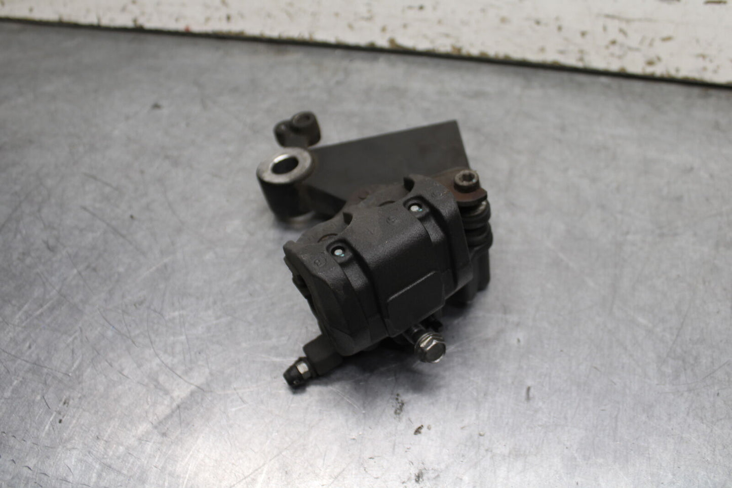 19-22 KAWASAKI Z400 REAR BACK BRAKE CALIPER W MOUNT BRACKET BB738