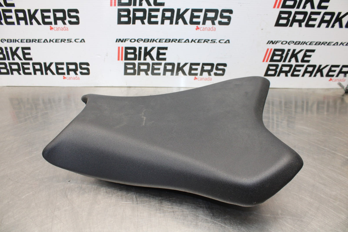 21-23 KAWASAKI NINJA ZX6R FRONT DRIVERS SEAT PAD SADDLE PILLION BB179