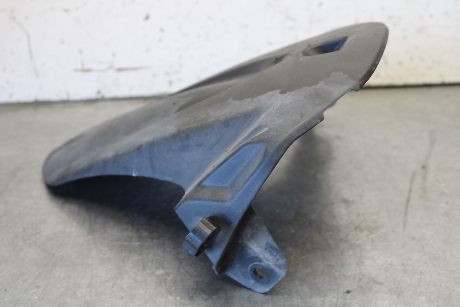 11-24 SUZUKI GSXR750 REAR BACK WHEEL TIRE HUGGER FENDER BB687