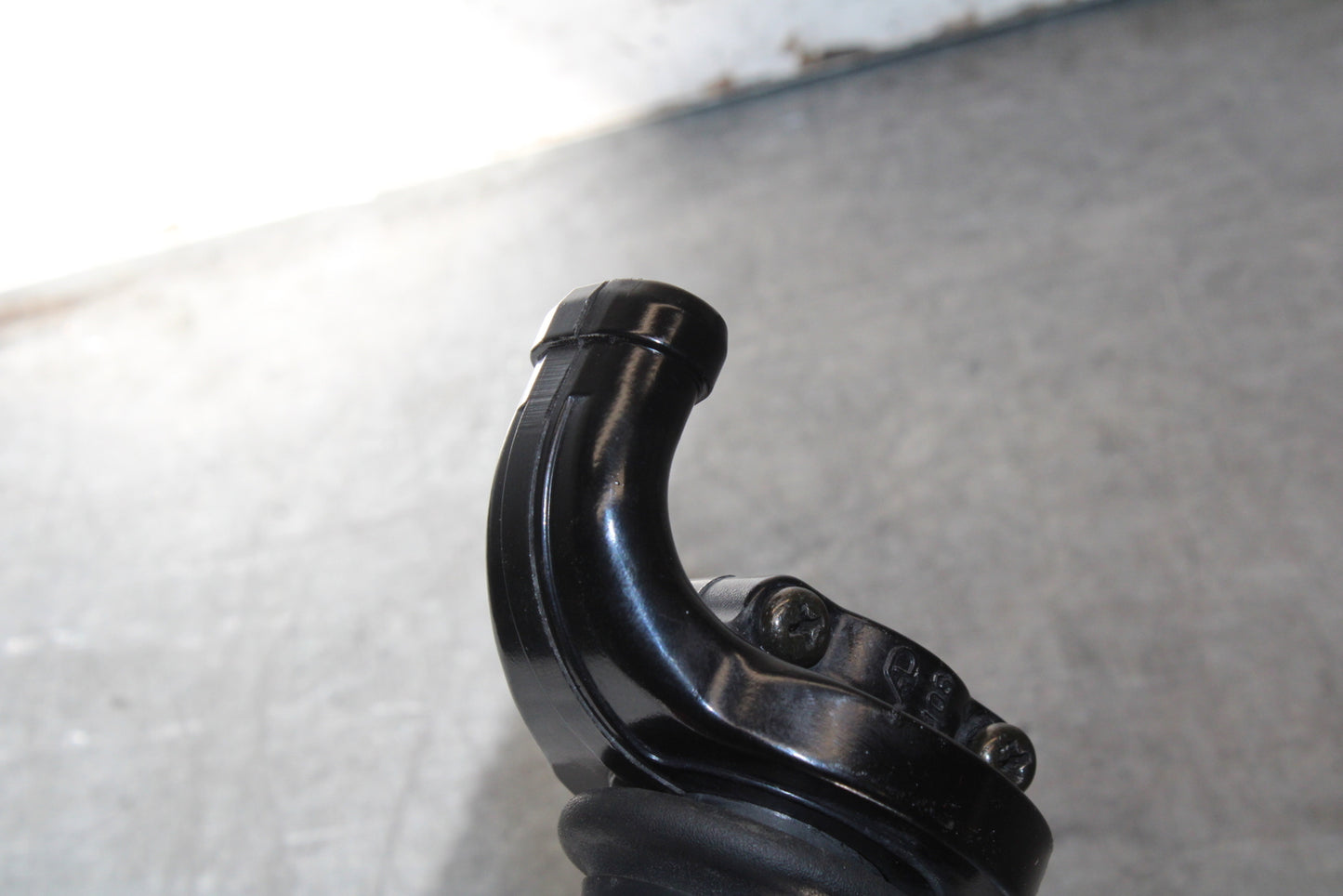 07-08 TRIUMPH DAYTONA 675 THROTTLE CABLE LINE HOUSING GUIDE BB685