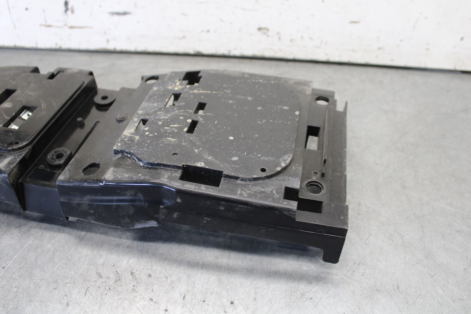 08-16 YAMAHA YZF R6 REAR BACK TAIL UNDERTAIL BATTERY TRAY PLASTIC OEM BB665