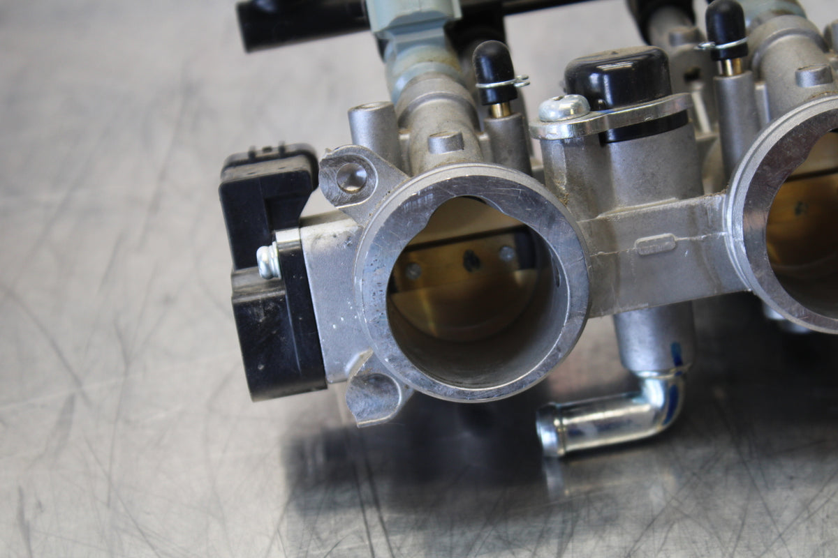 23 YAMAHA YZF R3 MAIN FUEL INJECTORS / THROTTLE BODIES BB147