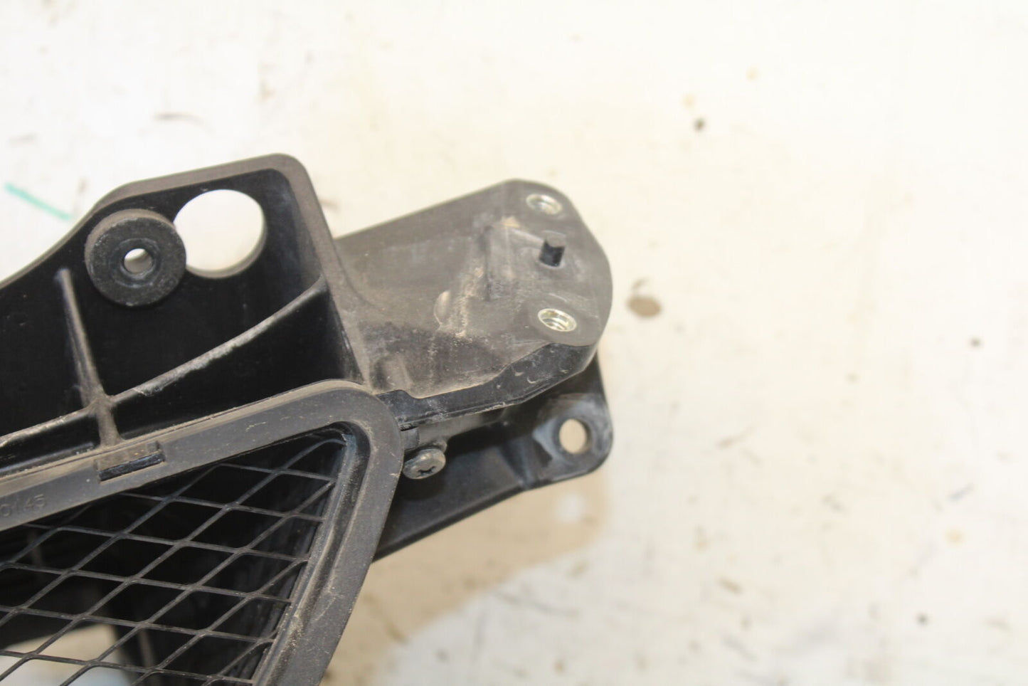 09-12 KAWASAKI NINJA ZX6R UPPER FAIRING MIRROR GAUGES STAY BRACKET BB698