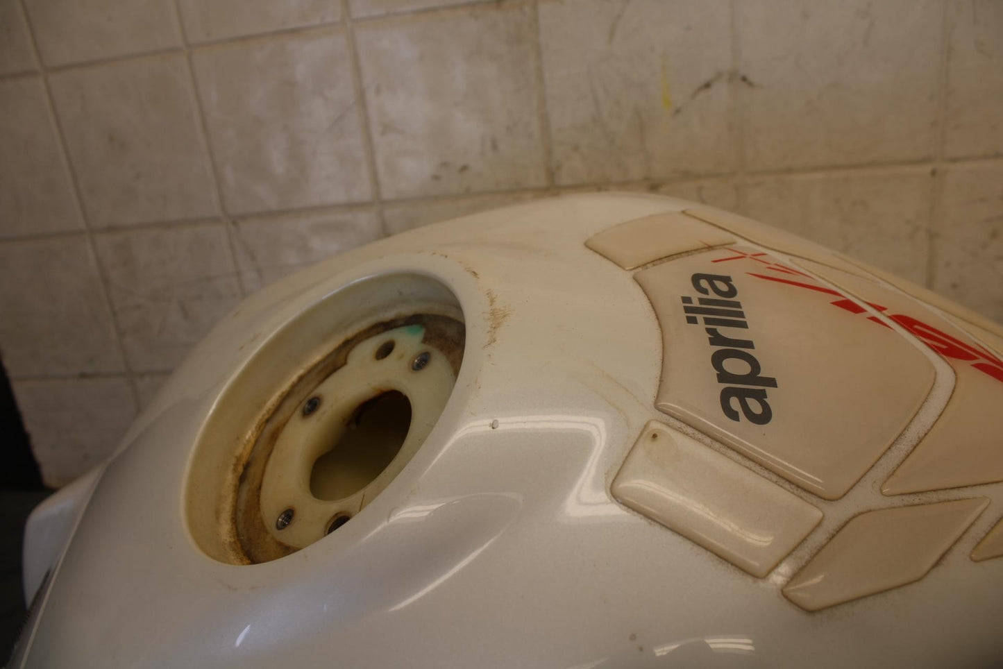 2010 Aprilia RSV1000R WHITE GAS TANK FUEL CELL PETROL RESERVOIR BB513