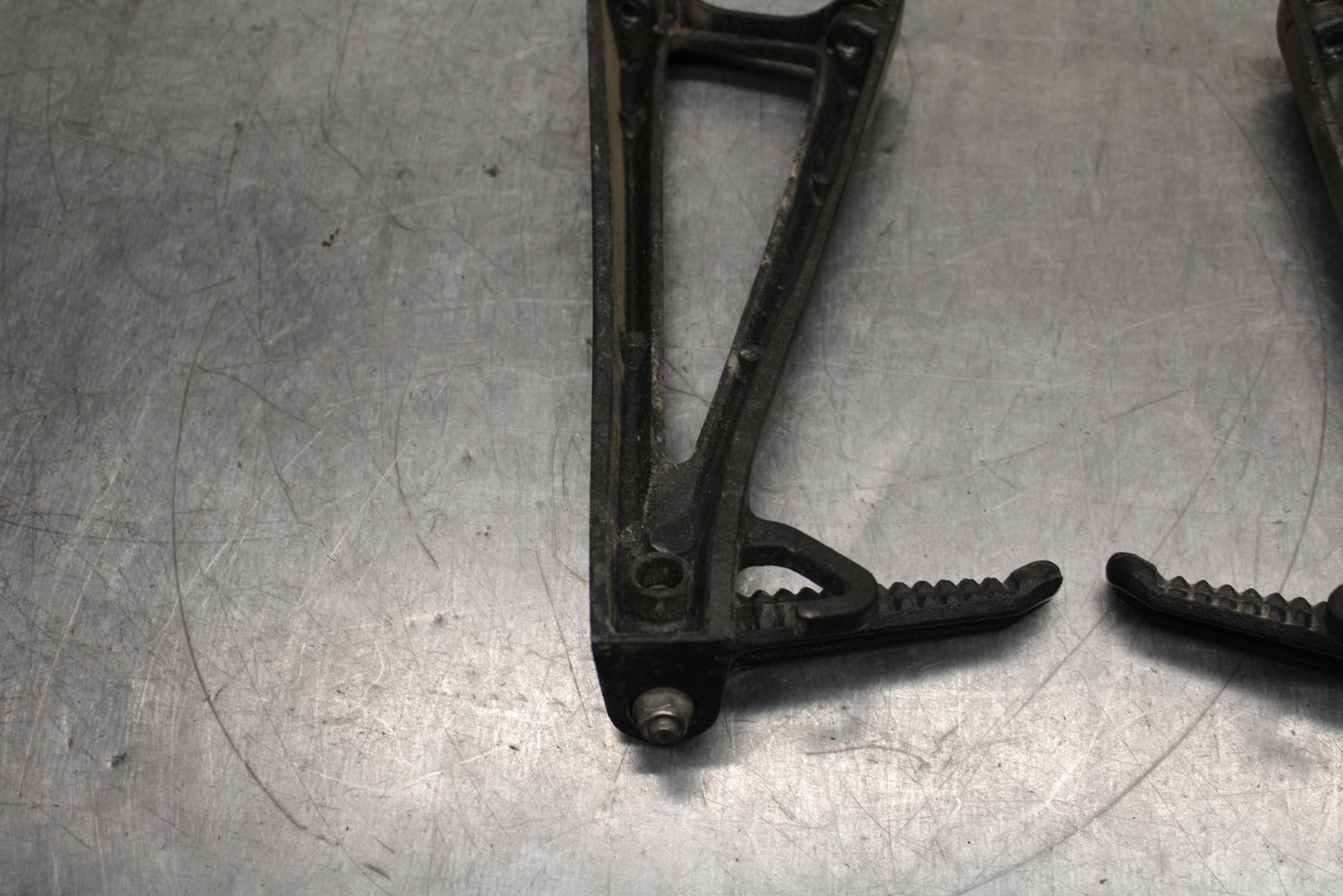06-07 YAMAHA YZF R6 REAR BACK PASSENGER PEG SET PAIR BB742