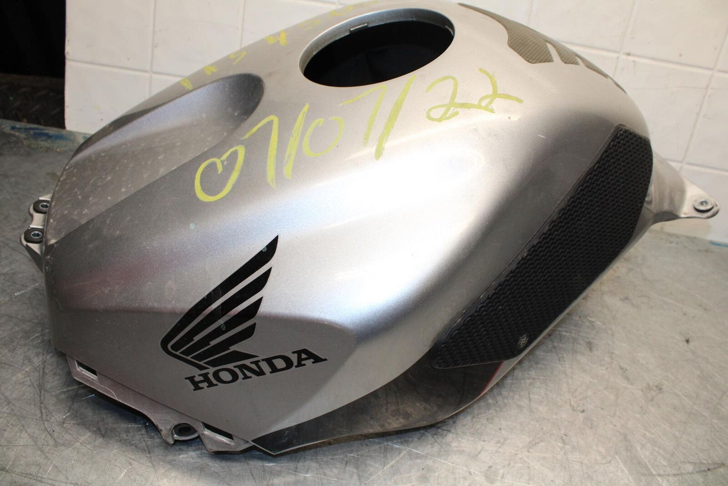 05-06 HONDA CBR600RR GAS TANK FUEL CELL COVER FAIRING COWL BB444