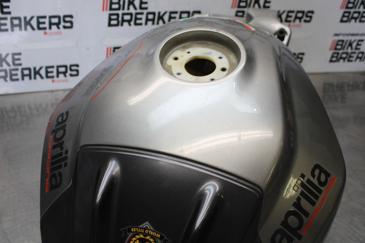 16 APRILIA TUONO V4 1100 GAS TANK FUEL CELL PETROL RESERVOIR BB905