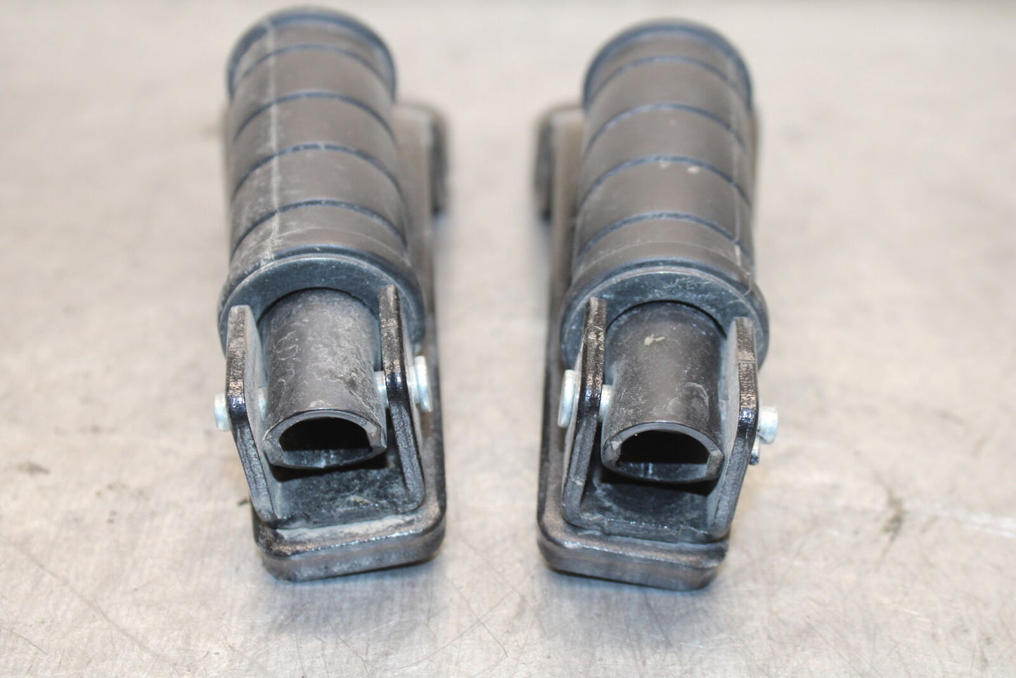 17-24 YAMAHA BOLT XVS950 REAR PASSENGER FOOT STEP PEG BB729