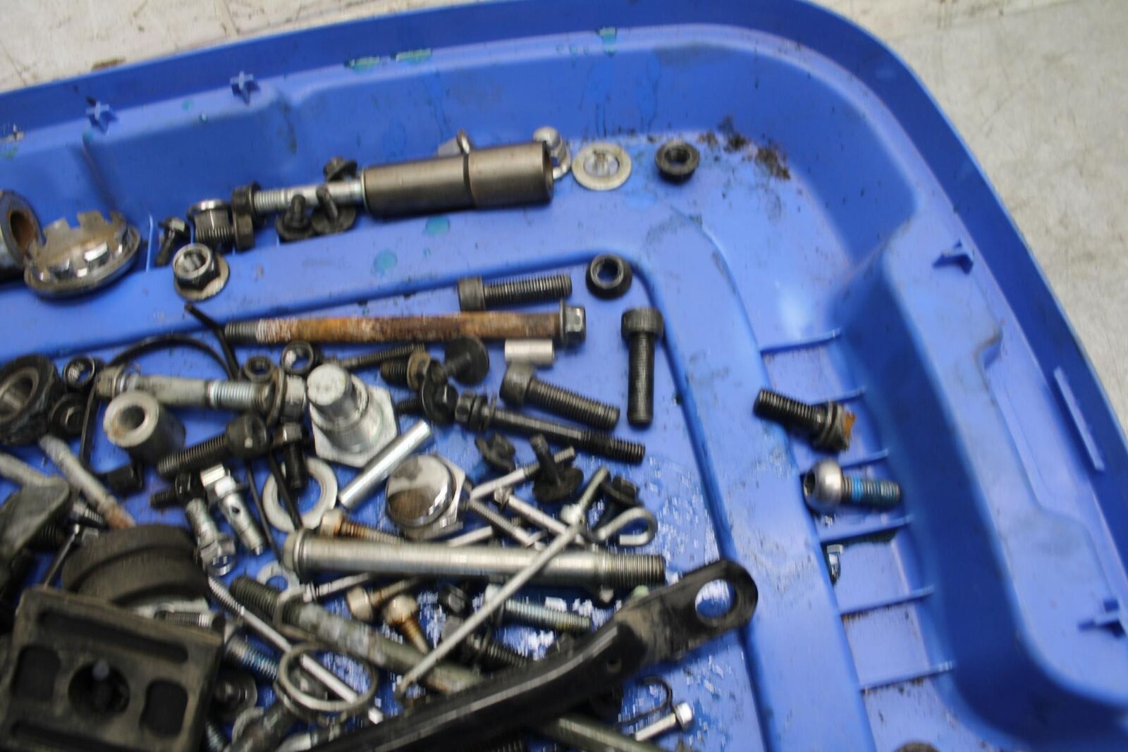 2007 Suzuki Boulevard M50 LEFTOVER MOUNTING BOLTS HARDWARE MOTOR SCREWS BB537