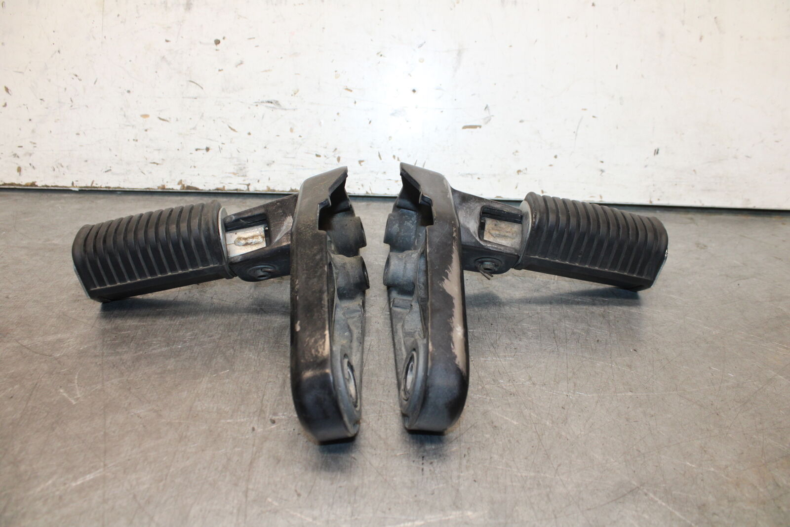 85-86 SUZUKI MADURA 1200 REAR PASSENGER FOOT STEP PEG  BB691