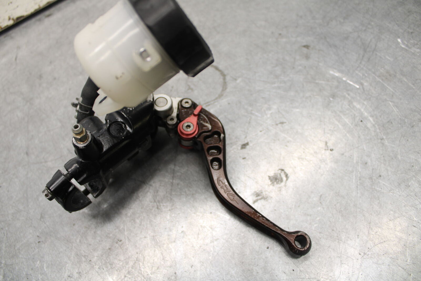 05-06 SUZUKI GSXR1000 FRONT BRAKE MASTER CYLINDER w/ LEVER 59600-47H10 BB677