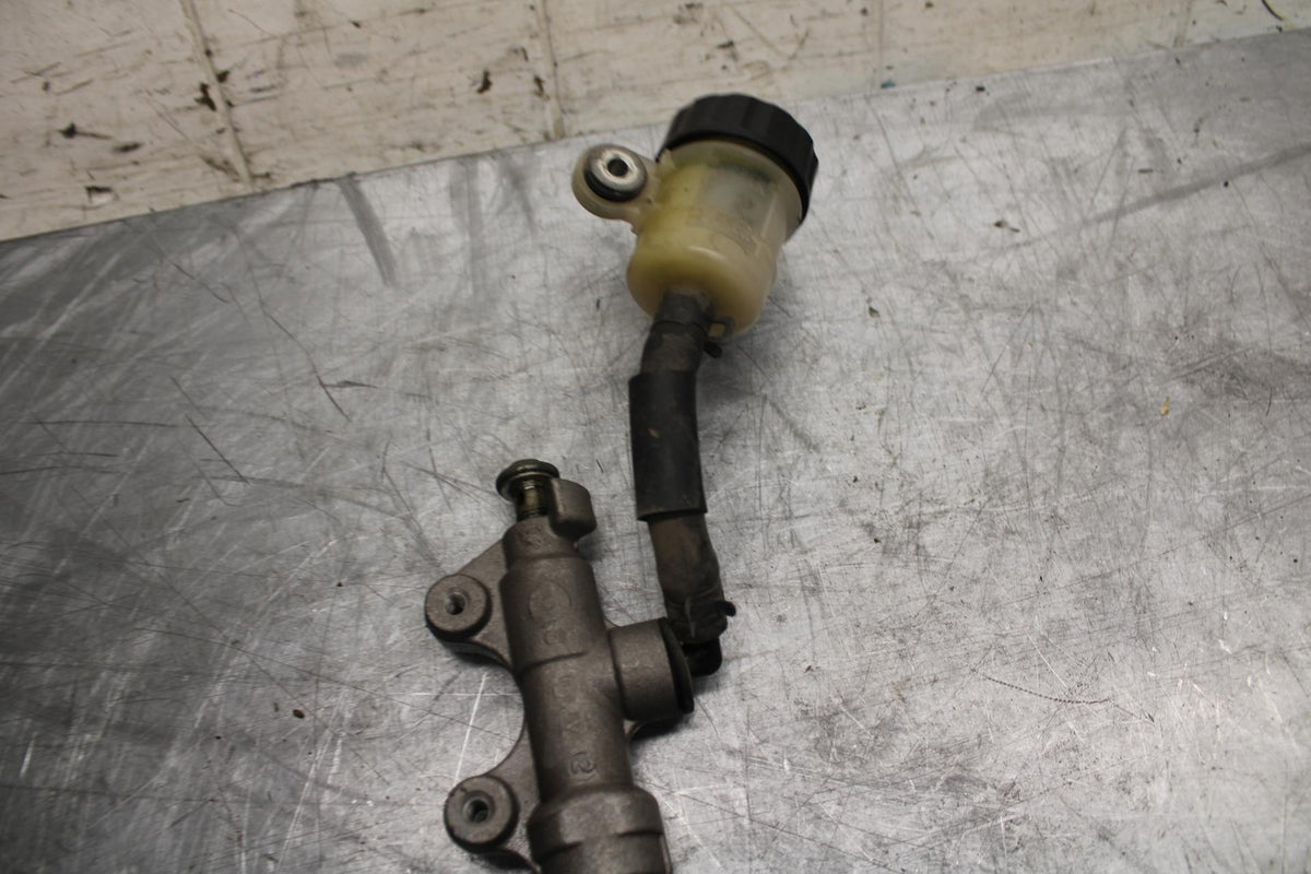07 YAMAHA YZF R6 REAR BRAKE MASTER CYLINDER W RESERVOIR 2C0-2583V-01-00 BB495